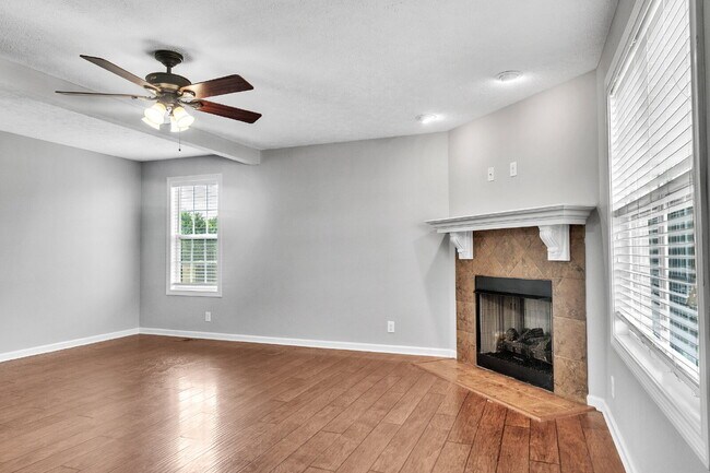 Foto del edificio - 3 bedroom home with fenced in backyard clo...