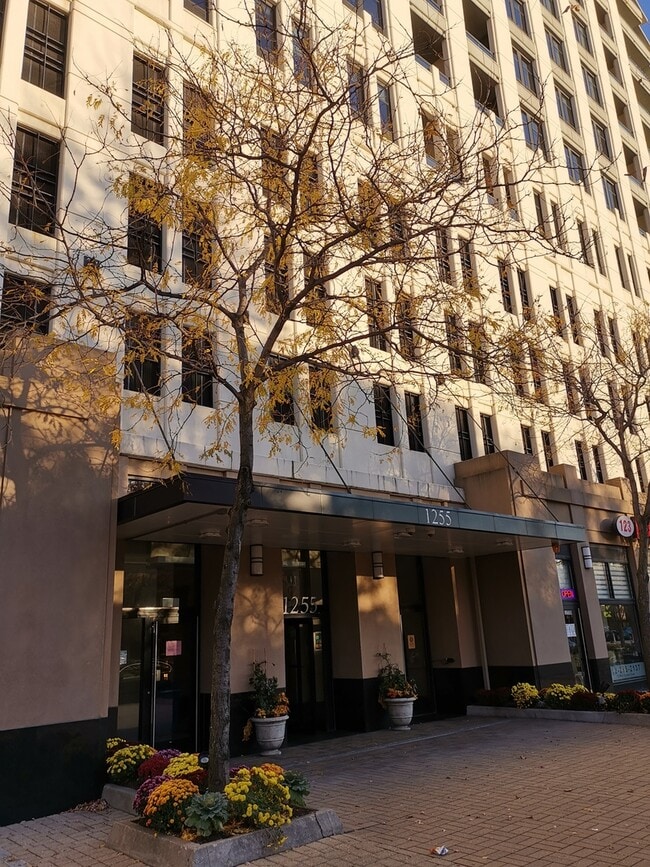 Building Photo - 1255 S State St