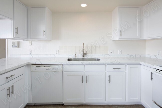 Building Photo - 4882 Niagara Ave