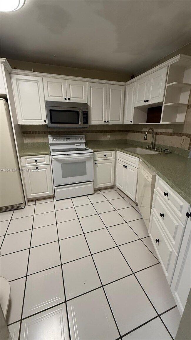 Foto del edificio - 1770 NE 191st St