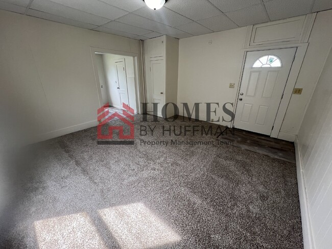 Building Photo - Westside Efficiency Unit | Downstairs | EH...