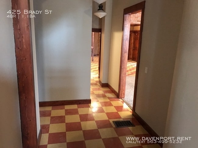 Building Photo - 425 Brady St
