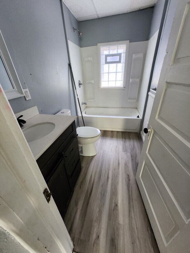 Building Photo - Upper 4 bedroom unit