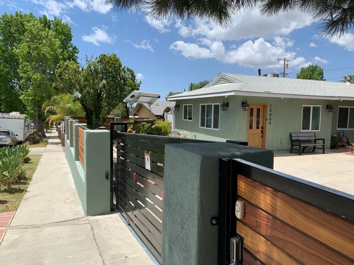 Primary Photo - Beautiful 4 Bedroom, 2 Bathroom Sylmar Hou...