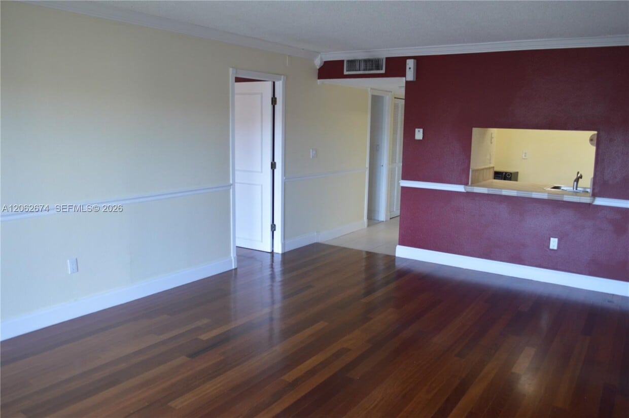 Building Photo - 9320 Fontainebleau Blvd