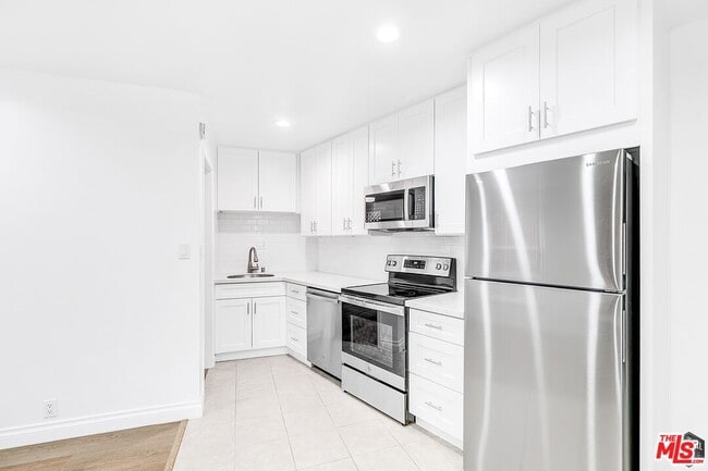 Building Photo - 2029 Cloverfield Blvd