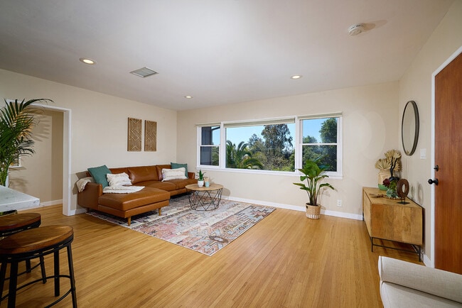 Foto del edificio - 2136 Foothill Dr