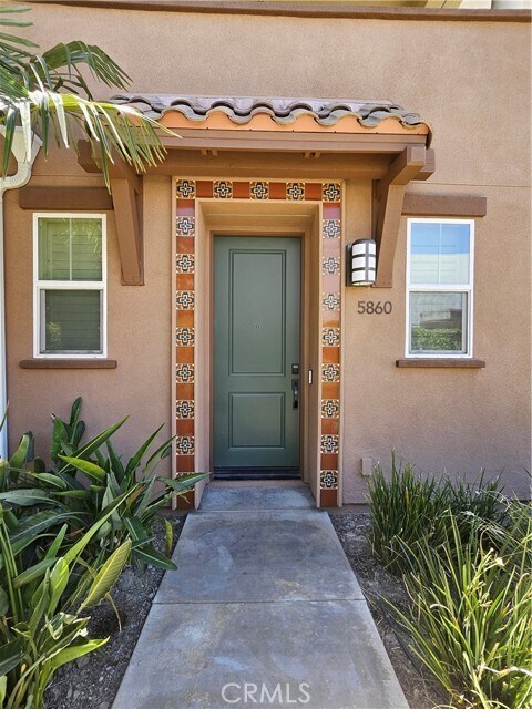 Foto principal - 5860 Spring St