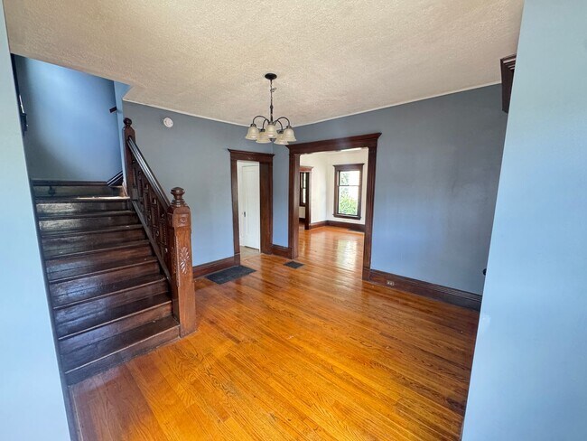 Foto del edificio - Spacious Four Bedroom Home Full of Character