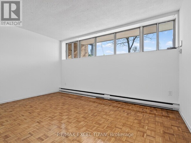Photo du bâtiment - 1042 Sheppard Ave W