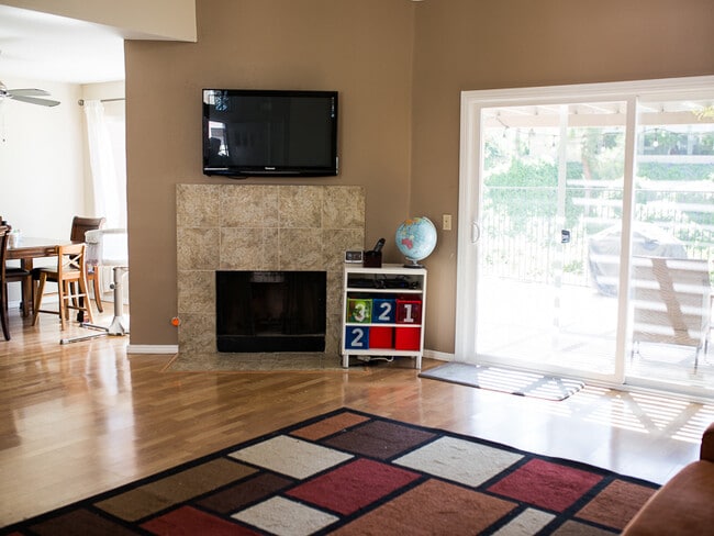 Building Photo - Wonderful 2 bedroom / 2.5 bath Home in Pla...