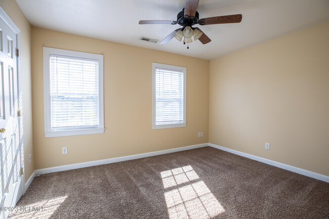 Building Photo - 305 Ashwood Dr