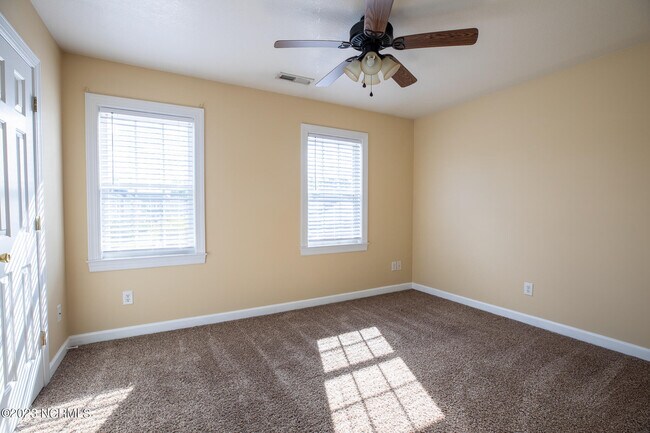 Foto del edificio - 305 Ashwood Dr