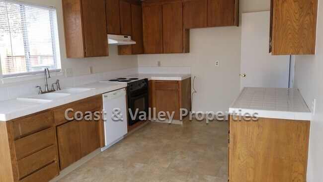 Building Photo - Lovely North Salinas Property!