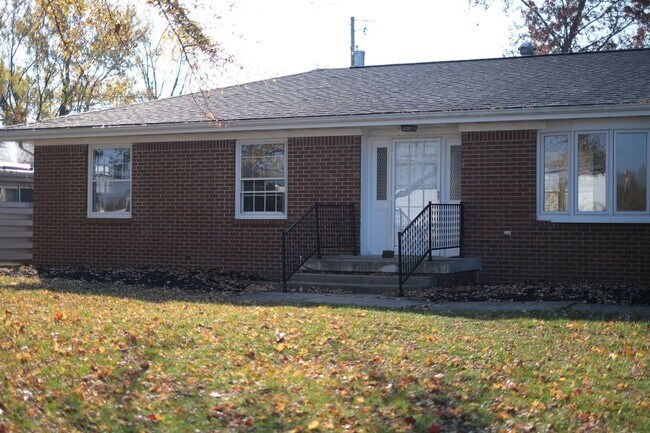 Foto del edificio - West Lafayette Home, Fenced Backyard, Attached 2 Car Garage, Stainless Appliances, Full Basement