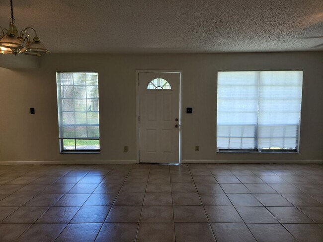 Foto del edificio - SPACIOUS 2/2 Home With 1-Car Garage!