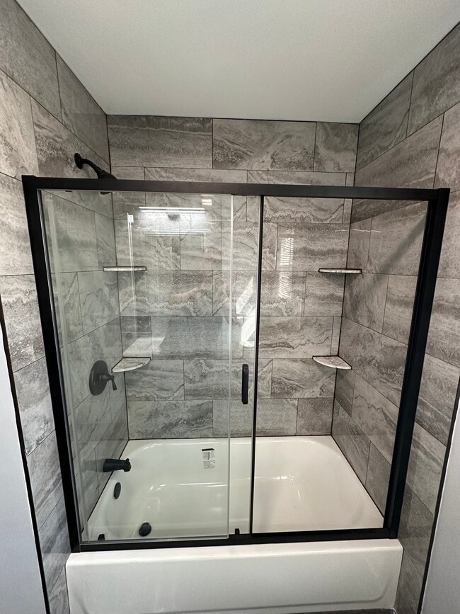 Luxurious Bath - 25 Chatham St