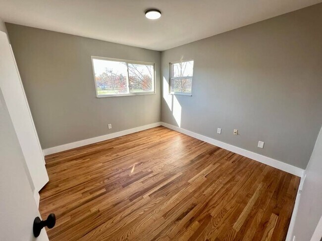 Foto del edificio - Charming, updated 2bdrm/1bth with full basement