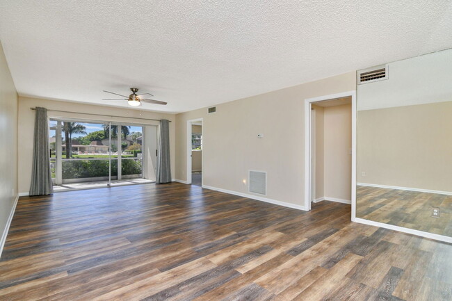 Foto del edificio - 1020 Palm View Dr