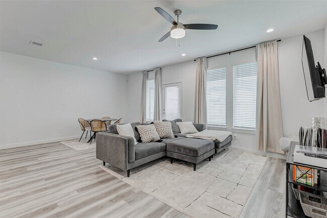 Building Photo - 12318 Basilwood Dr