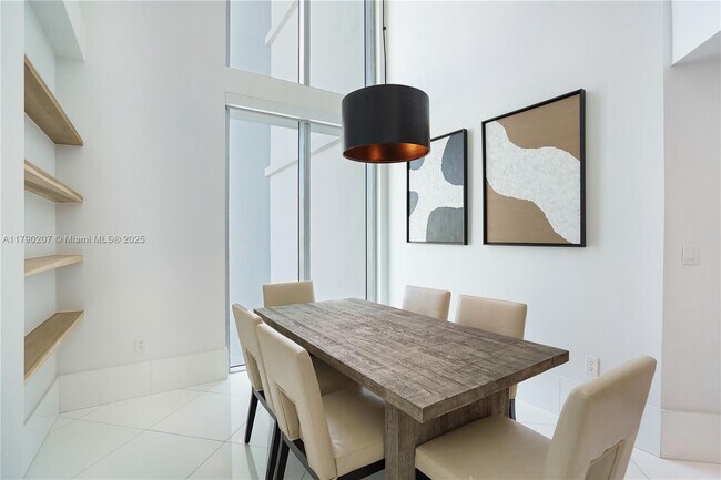 Foto del edificio - 350 S Miami Ave