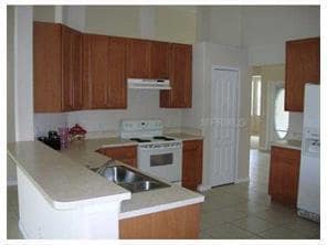 Building Photo - Spacious 4 bedroom with 3 bathrooms and se...
