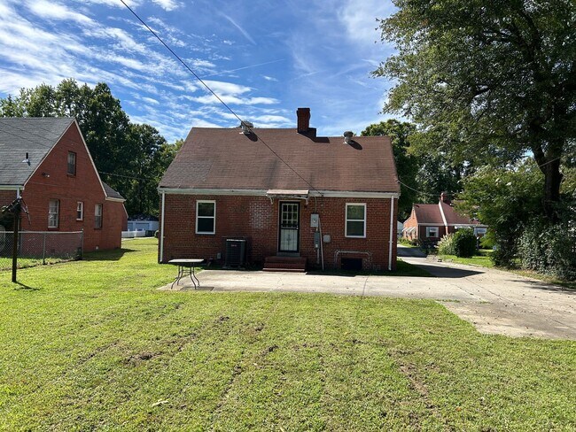 Foto del edificio - 3 Bedroom 1 Bathroom Brick Cape