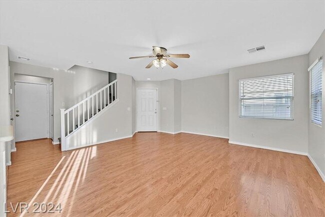 Building Photo - 3 bedroom, 2 story home in Great Location