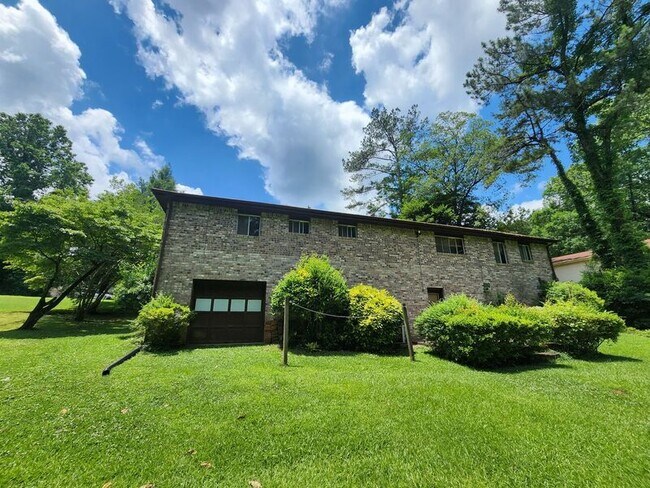 Foto del edificio - 5848 Oakleaf Drive