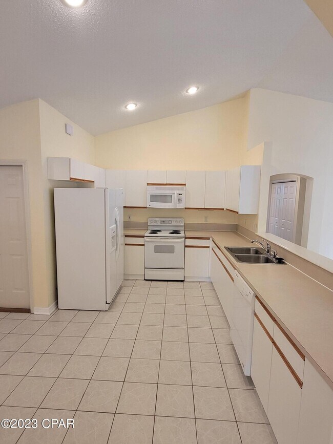 Building Photo - 226 Summerwood Dr