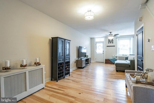 Building Photo - 225 W 6th Ave