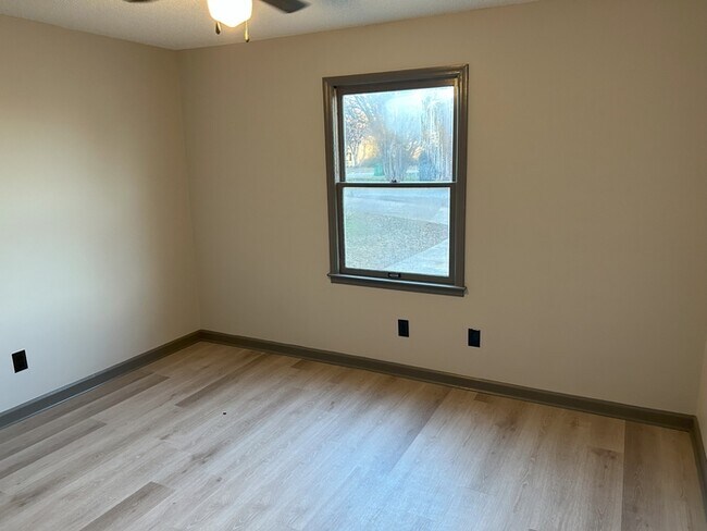 Building Photo - NEWLY RENOVATED Ground Level Apartment in ...