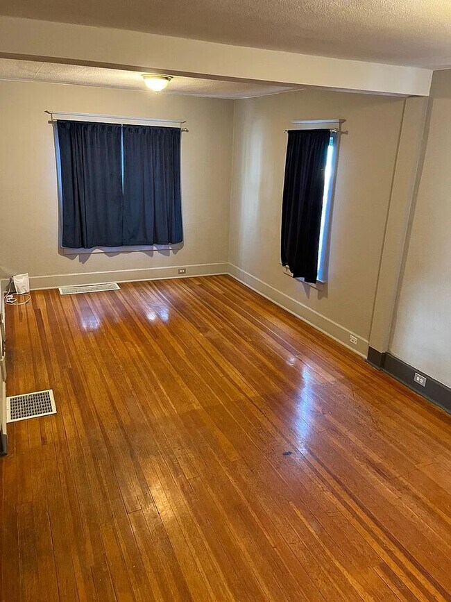 Foto del edificio - 715 E High St