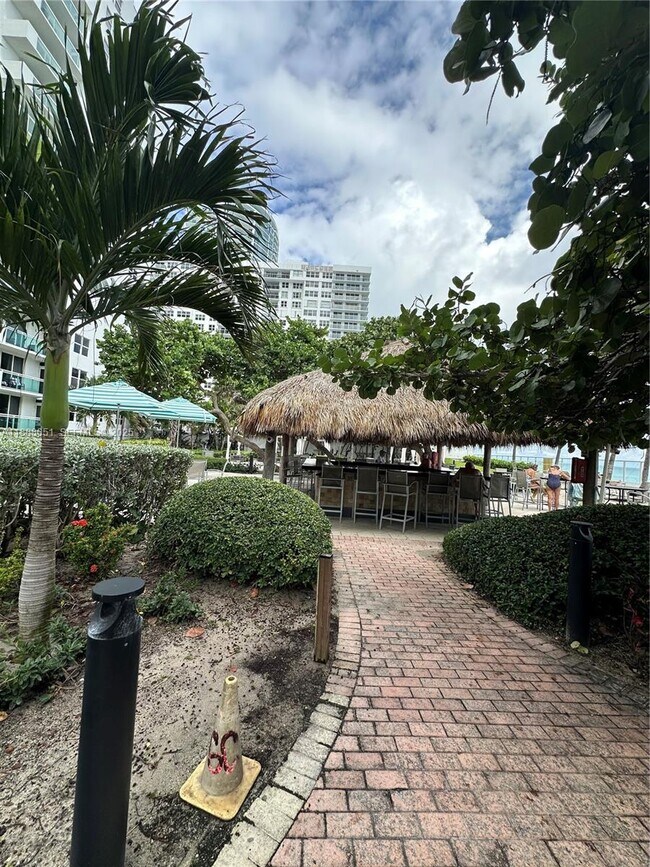 Foto del edificio - 3001 S Ocean Dr