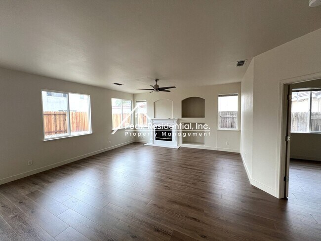 Building Photo - Spacious 5bd/3ba Elk Grove Home With 3 Car...