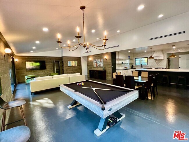 Foto del edificio - 16446 Moorpark St
