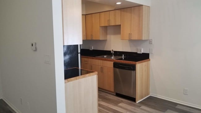 Building Photo - 5302 Comercio Ln