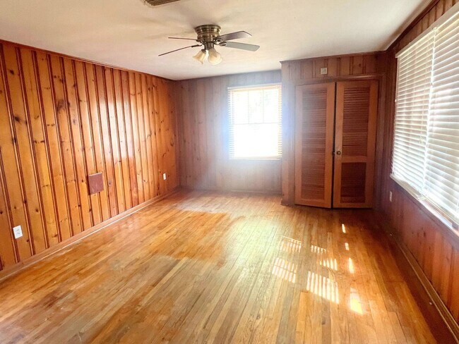 Building Photo - Charming 3-Bed, 2-Bath Home with One-Car G...