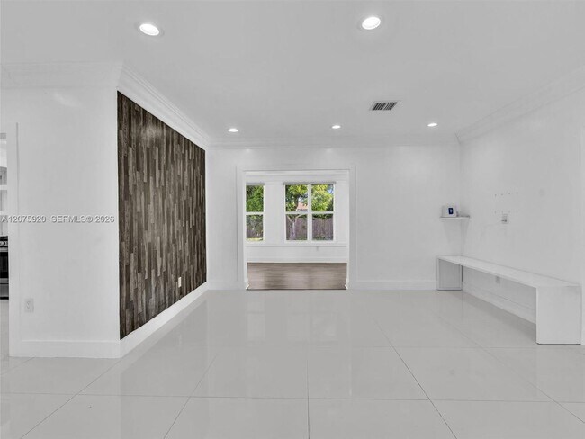Foto del edificio - 1647 NE 146th St