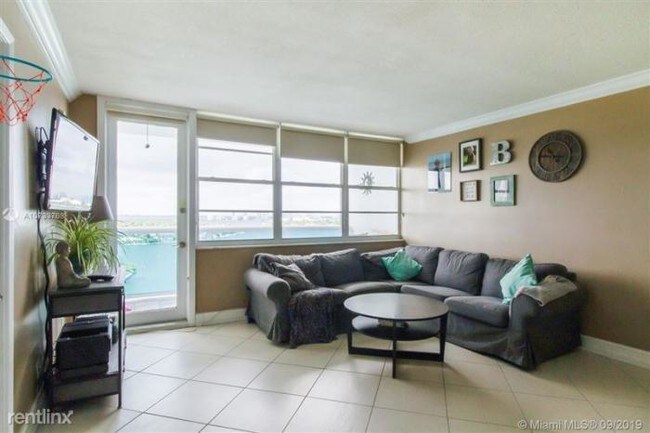Building Photo - 1 bedroom in Miami Beach FL 33141