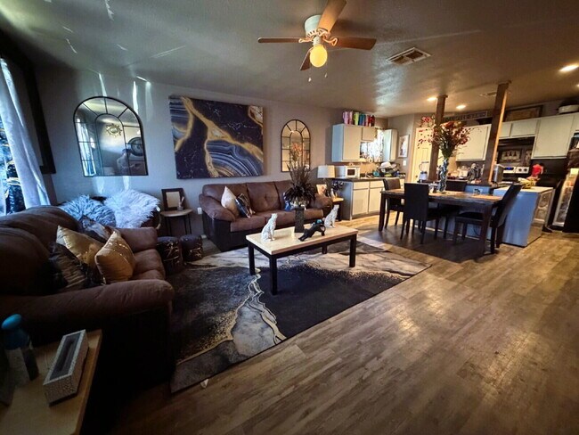 Foto del edificio - "Charming 3-Bed, 2-Bath - Spacious Comfort Awaits!"