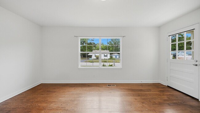 Building Photo - Adorable Home with PLENTY of space!