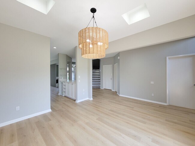 Foto del edificio - THIS IMMACULATELY MAINTAINED, THREE BED, F...