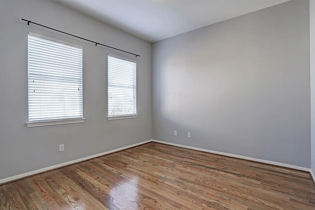 Building Photo - 1637 Sutton St