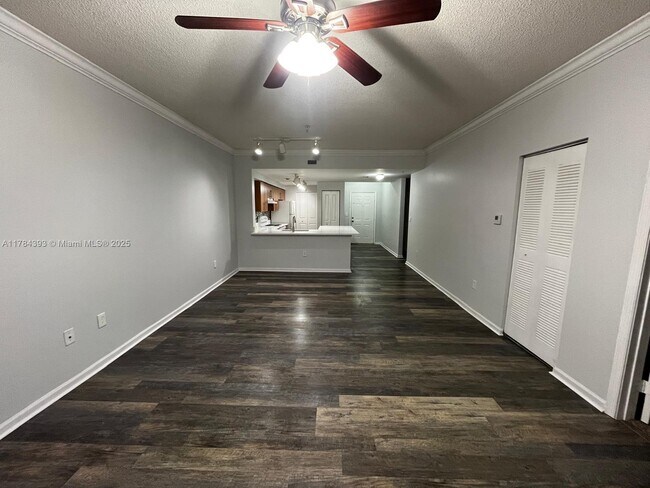 Foto del edificio - 5900 W Sample Rd