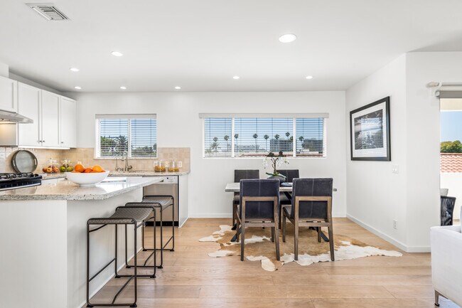 Building Photo - 446 San Vicente Blvd