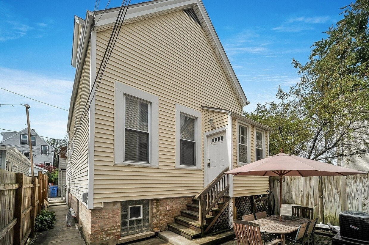 Primary Photo - 2123 W Warner Ave