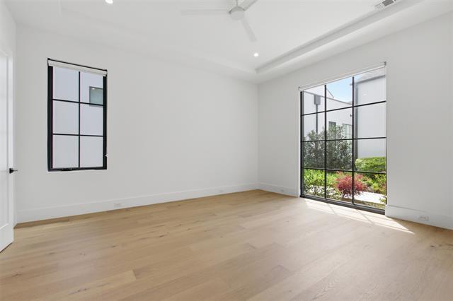 Foto del edificio - 9855 Kingsway Ave
