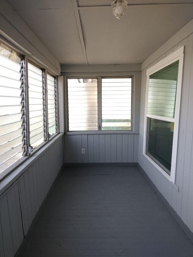 Building Photo - 3/1 Single Family Home Available now! 32204