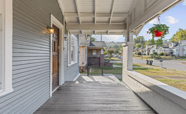 Building Photo - 3 Bed 1 Bath in Downtown Chattanooga!